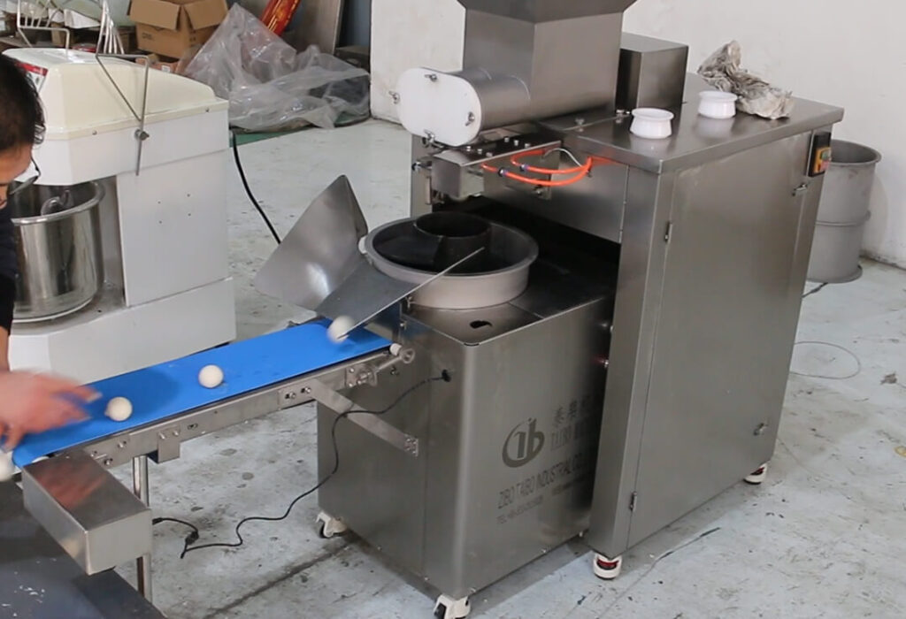 Dough divider and rounder for medium bakery production