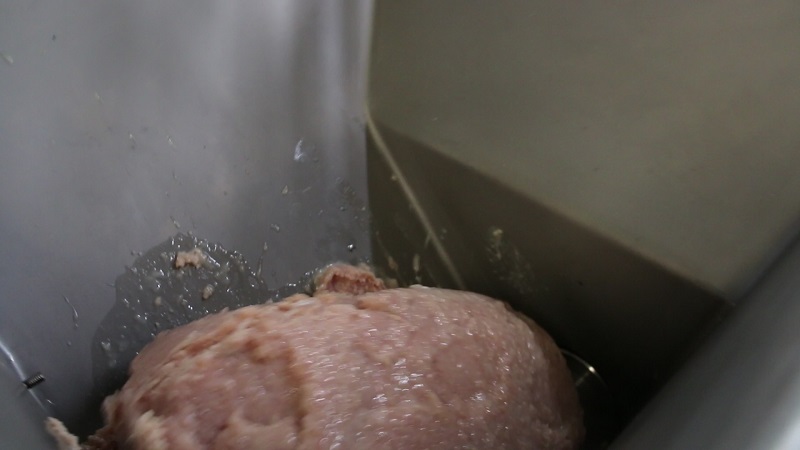 meat grinder chamber feeding